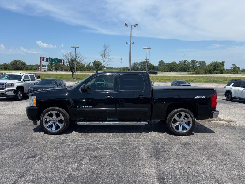 Chevrolet Silverado 1500 Vehicle Full-screen Gallery Image 2