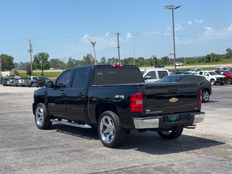 Chevrolet Silverado 1500 Vehicle Full-screen Gallery Image 3