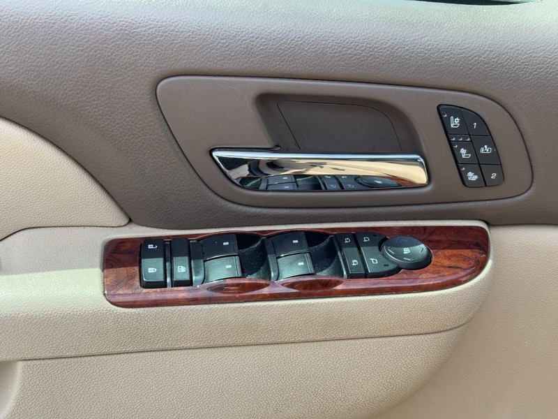 Chevrolet Silverado 1500 Vehicle Full-screen Gallery Image 16