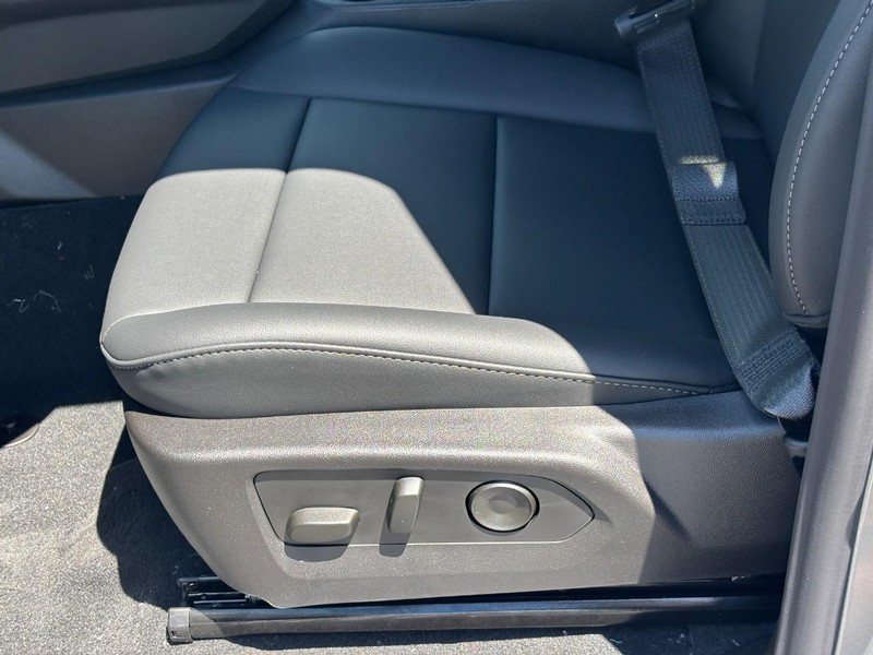 Chevrolet Colorado Vehicle Full-screen Gallery Image 10