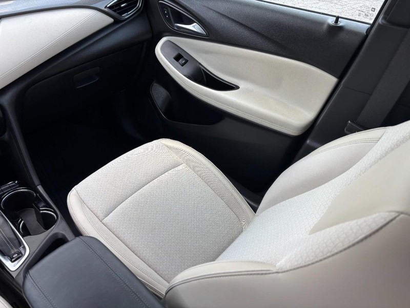 Buick Encore GX Vehicle Full-screen Gallery Image 14