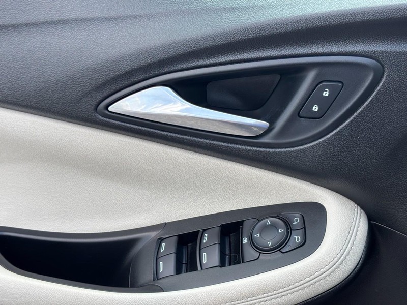 Buick Encore GX Vehicle Full-screen Gallery Image 16