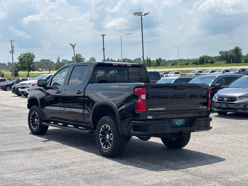 Chevrolet Silverado 1500 Vehicle Full-screen Gallery Image 3