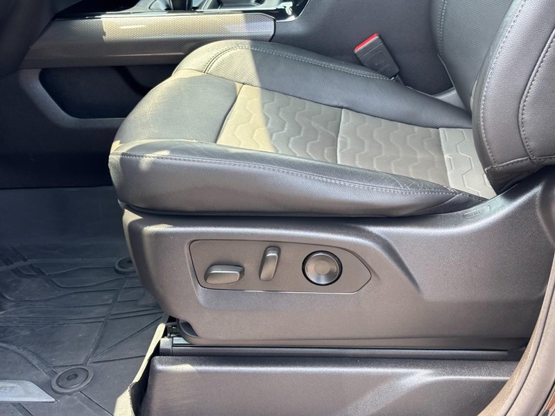 Chevrolet Silverado 1500 Vehicle Full-screen Gallery Image 16