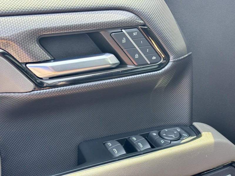 Chevrolet Silverado 1500 Vehicle Full-screen Gallery Image 17