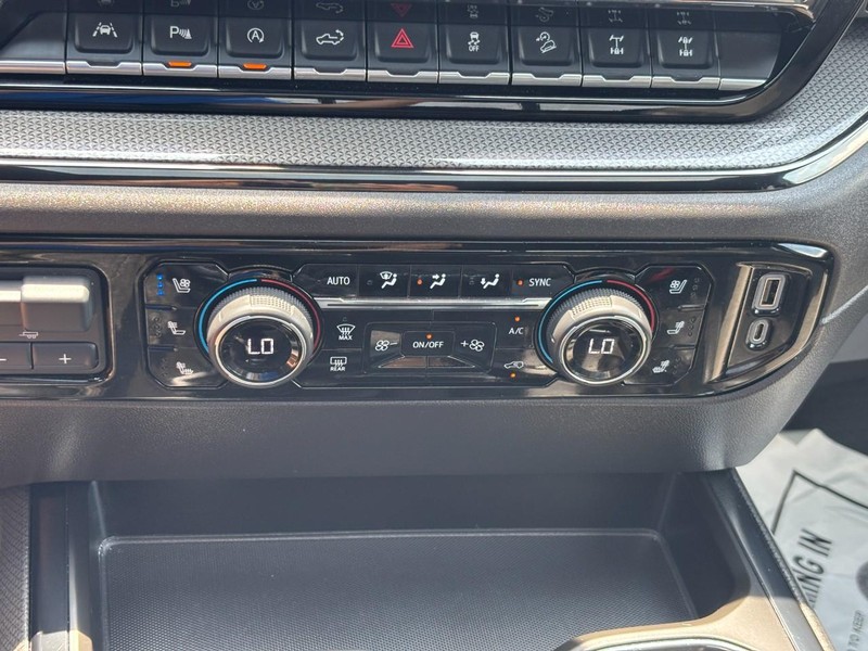 Chevrolet Silverado 1500 Vehicle Full-screen Gallery Image 24