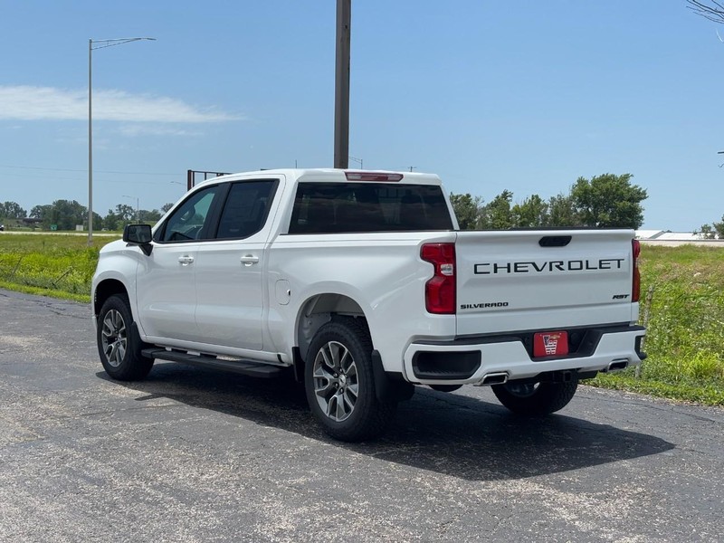 Chevrolet Silverado 1500 Vehicle Full-screen Gallery Image 3
