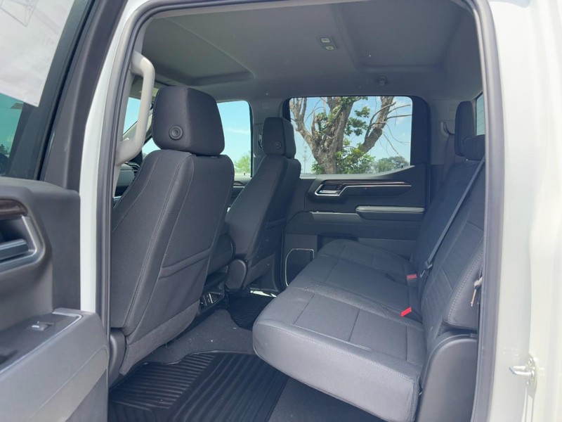 Chevrolet Silverado 1500 Vehicle Full-screen Gallery Image 5