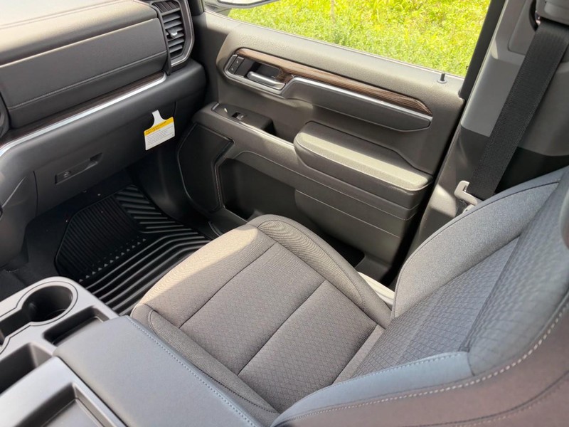 Chevrolet Silverado 1500 Vehicle Full-screen Gallery Image 9