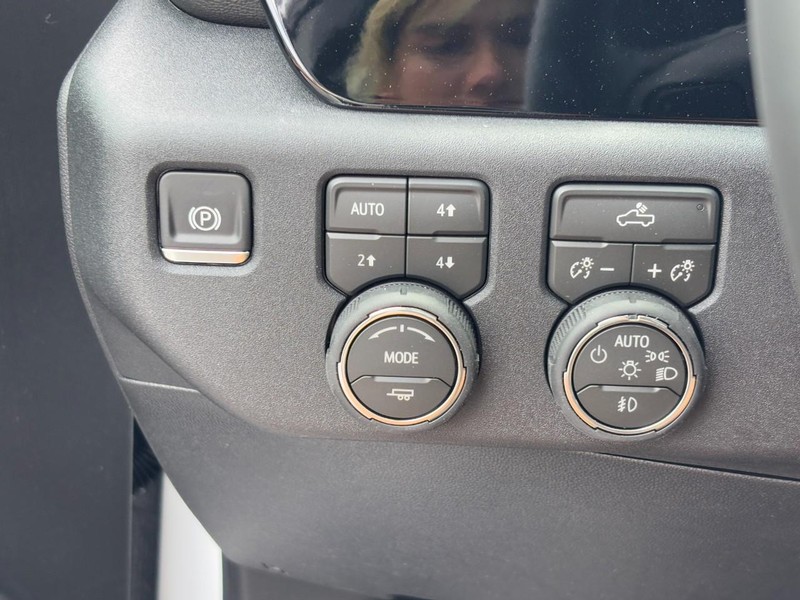Chevrolet Silverado 1500 Vehicle Full-screen Gallery Image 12