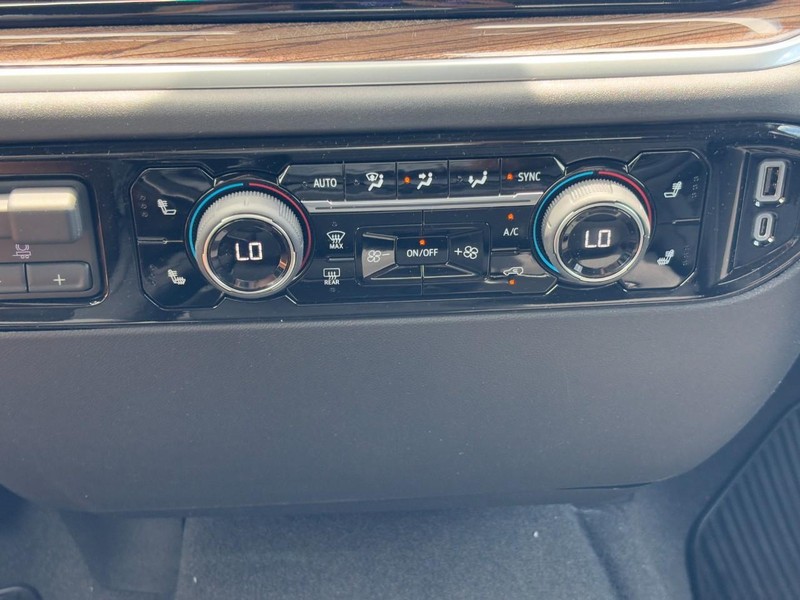 Chevrolet Silverado 1500 Vehicle Full-screen Gallery Image 19
