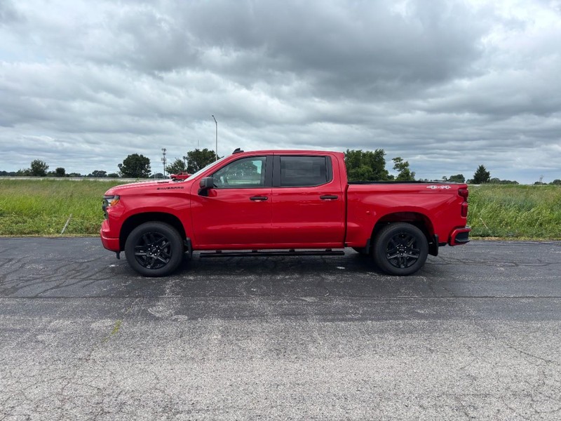 Chevrolet Silverado 1500 Vehicle Full-screen Gallery Image 2