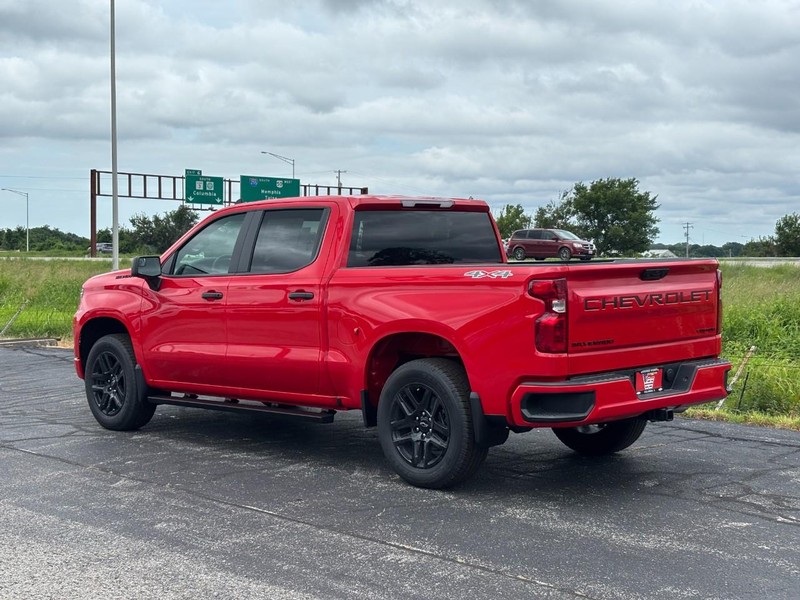 Chevrolet Silverado 1500 Vehicle Full-screen Gallery Image 3
