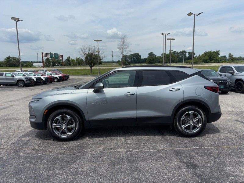 Chevrolet Blazer Vehicle Full-screen Gallery Image 02