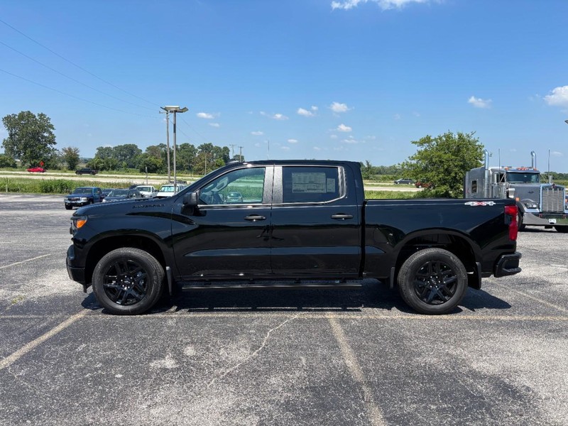 Chevrolet Silverado 1500 Vehicle Full-screen Gallery Image 2