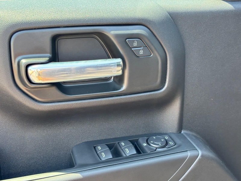 Chevrolet Silverado 1500 Vehicle Full-screen Gallery Image 11