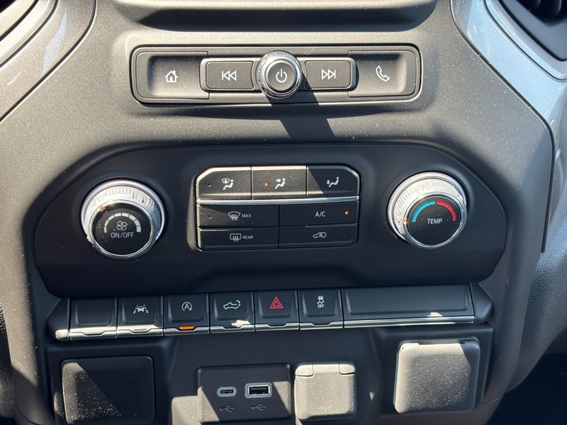 Chevrolet Silverado 1500 Vehicle Full-screen Gallery Image 16