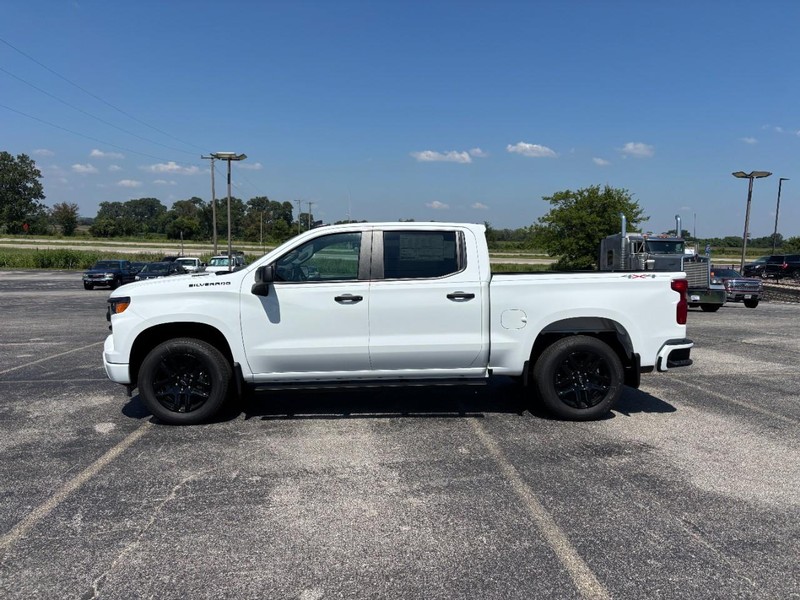 Chevrolet Silverado 1500 Vehicle Full-screen Gallery Image 2