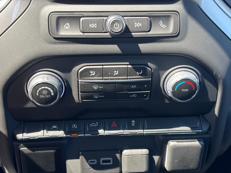 Chevrolet Silverado 1500 Vehicle Full-screen Gallery Image 17