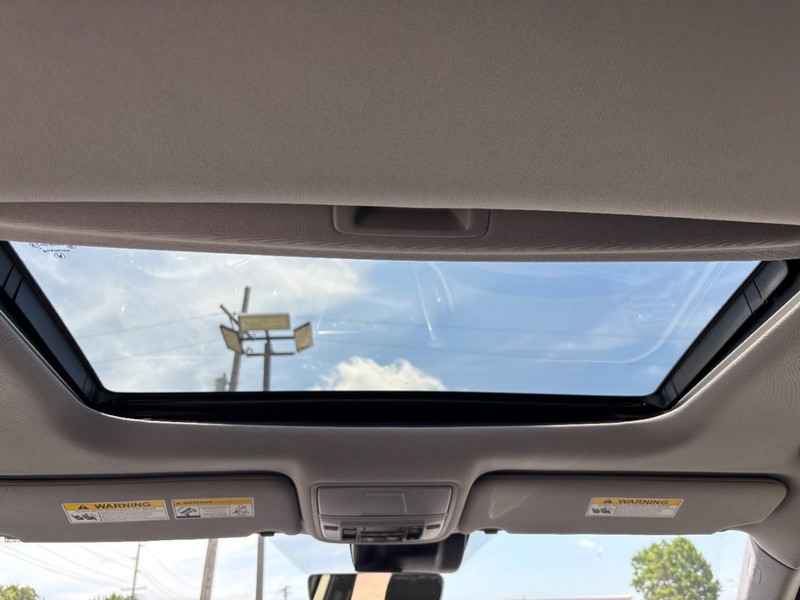 Acura MDX Vehicle Full-screen Gallery Image 12