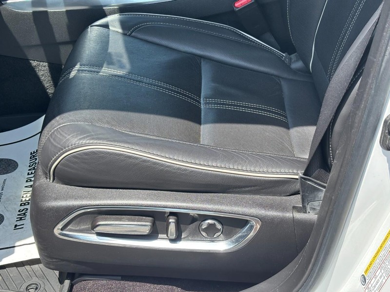 Acura MDX Vehicle Full-screen Gallery Image 17