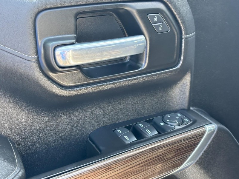Chevrolet Silverado 1500 Vehicle Full-screen Gallery Image 17