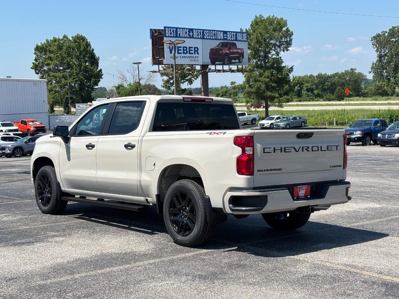 Chevrolet Silverado 1500 Vehicle Full-screen Gallery Image 3