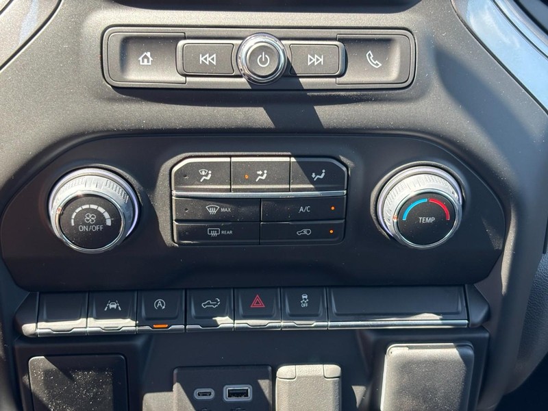 Chevrolet Silverado 1500 Vehicle Full-screen Gallery Image 16