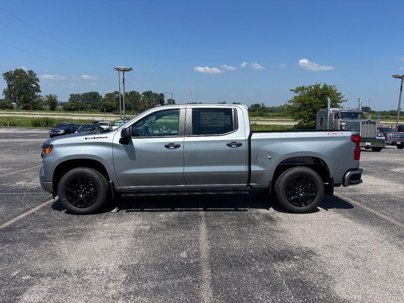 Chevrolet Silverado 1500 Vehicle Full-screen Gallery Image 2