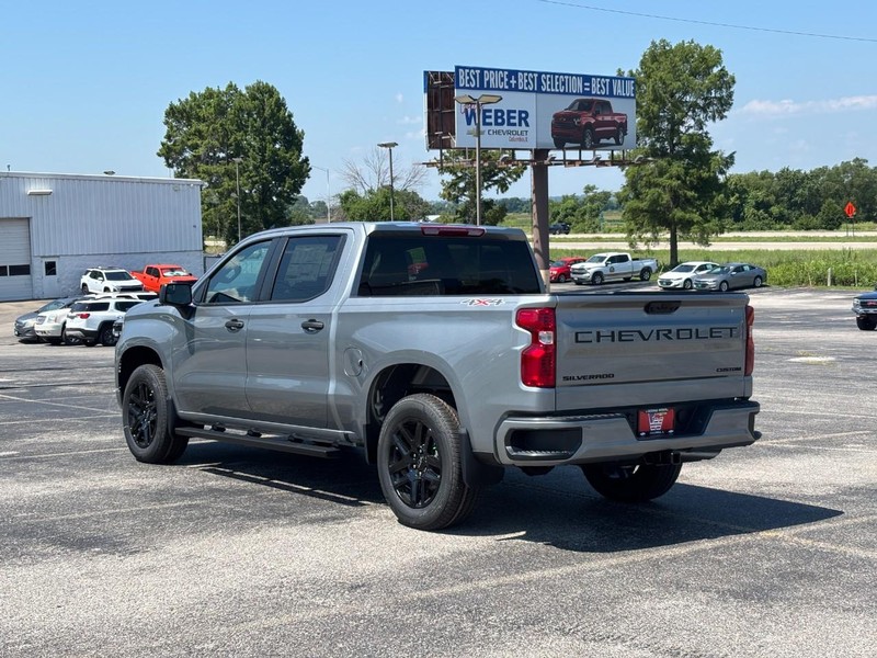 Chevrolet Silverado 1500 Vehicle Full-screen Gallery Image 3