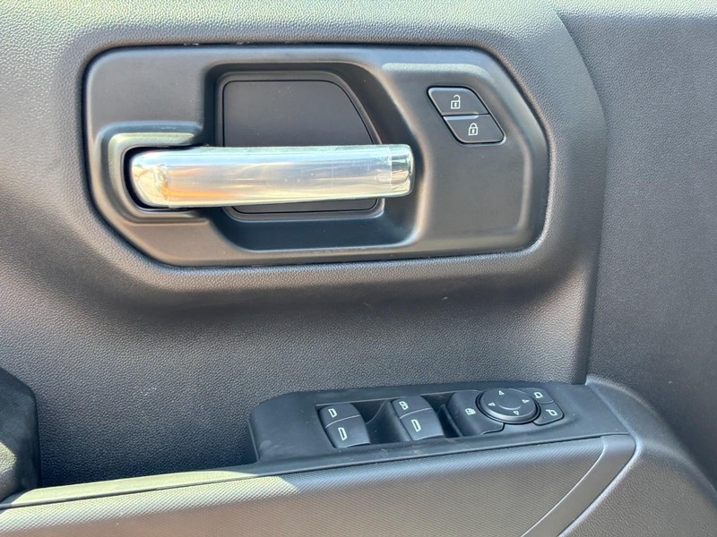 Chevrolet Silverado 1500 Vehicle Full-screen Gallery Image 11