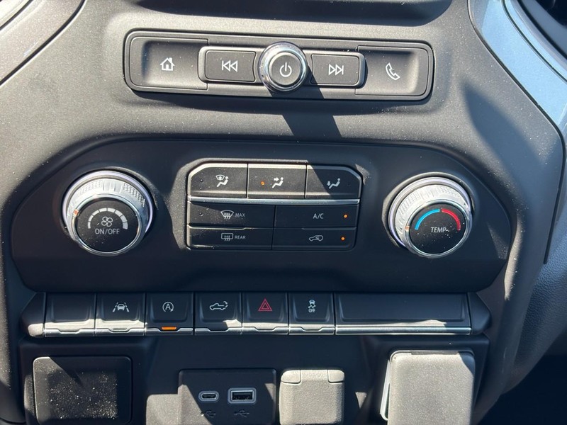 Chevrolet Silverado 1500 Vehicle Full-screen Gallery Image 16