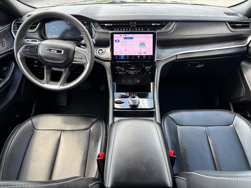 Jeep Grand Cherokee Vehicle Full-screen Gallery Image 11