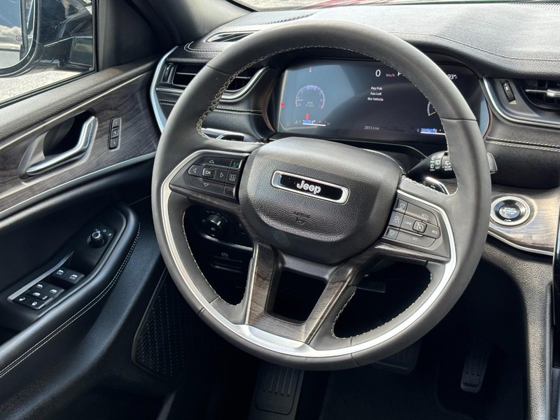 Jeep Grand Cherokee Vehicle Full-screen Gallery Image 12