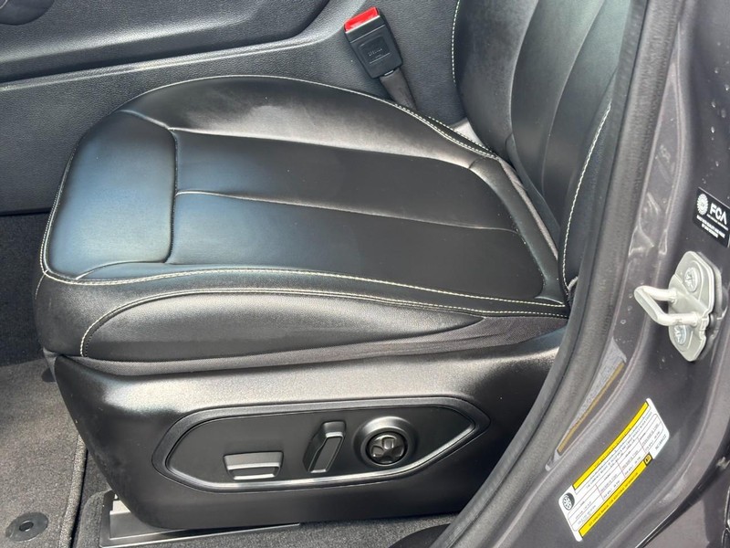 Jeep Grand Cherokee Vehicle Full-screen Gallery Image 15