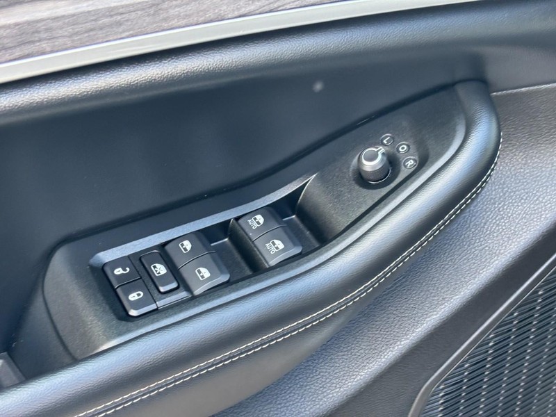 Jeep Grand Cherokee Vehicle Full-screen Gallery Image 16