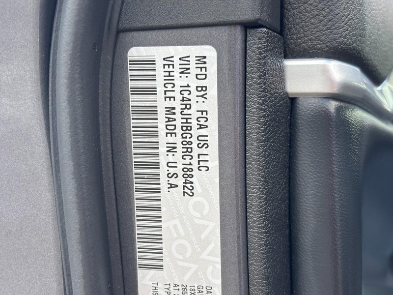 Jeep Grand Cherokee Vehicle Full-screen Gallery Image 24