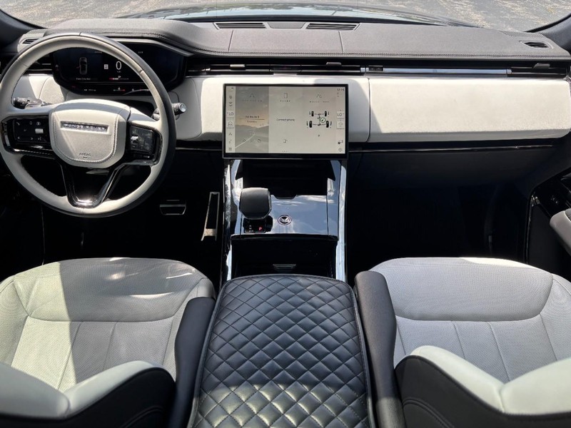 Land Rover Range Rover Sport Vehicle Full-screen Gallery Image 11