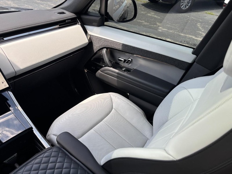 Land Rover Range Rover Sport Vehicle Full-screen Gallery Image 14