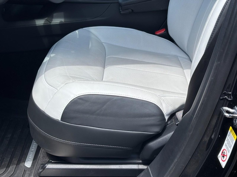 Land Rover Range Rover Sport Vehicle Full-screen Gallery Image 15
