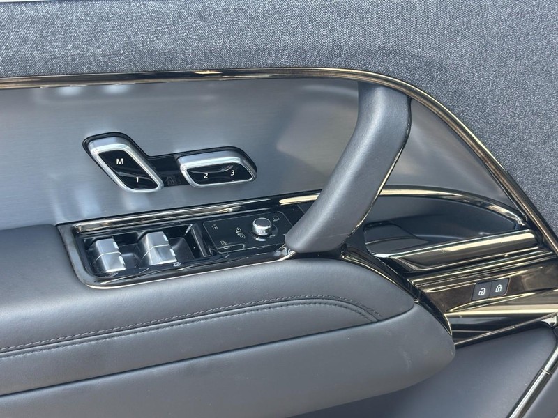 Land Rover Range Rover Sport Vehicle Full-screen Gallery Image 16