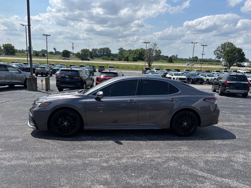 Toyota Camry Vehicle Full-screen Gallery Image 2