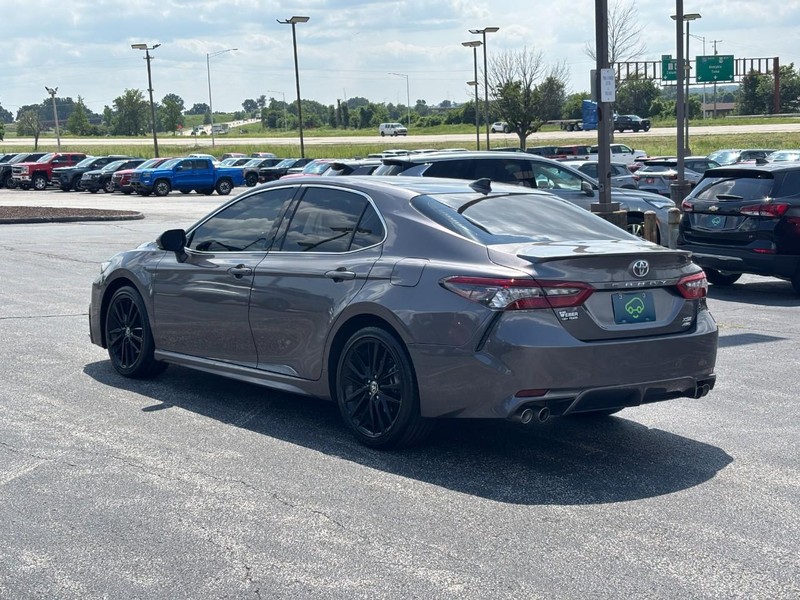 Toyota Camry Vehicle Full-screen Gallery Image 3
