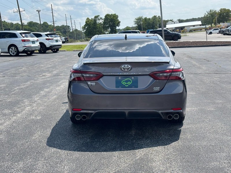 Toyota Camry Vehicle Full-screen Gallery Image 4