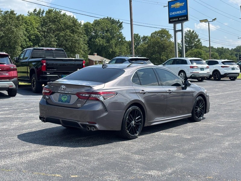 Toyota Camry Vehicle Full-screen Gallery Image 5