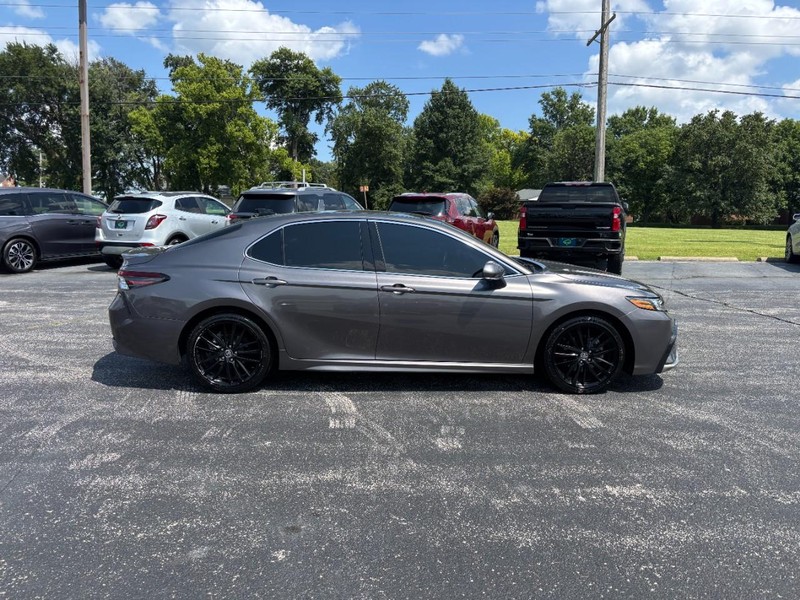 Toyota Camry Vehicle Full-screen Gallery Image 6