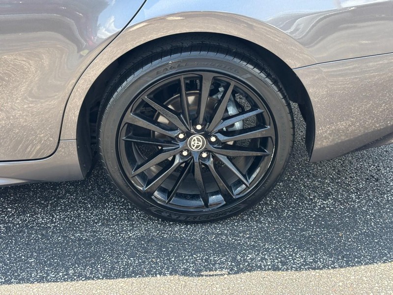 Toyota Camry Vehicle Full-screen Gallery Image 9