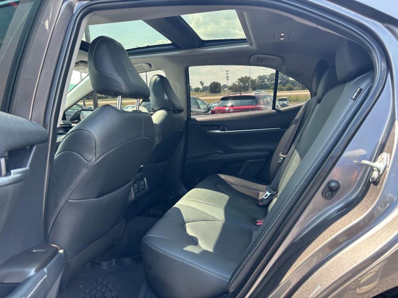 Toyota Camry Vehicle Full-screen Gallery Image 10