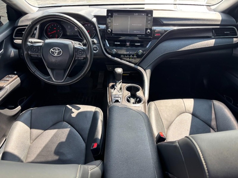 Toyota Camry Vehicle Full-screen Gallery Image 11