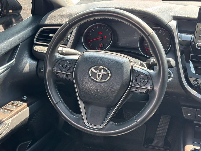 Toyota Camry Vehicle Full-screen Gallery Image 12